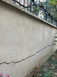 Cracked retaining wall showing structural damage and signs of failure, illustrating common retaining wall failures on the Gold Coast