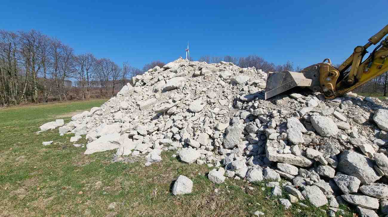 Recycled Concrete vs Virgin Concrete illustrated by crushed concrete rubble being processed for reuse